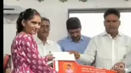 चित्तौड़गढ़: राजकीय स्नातकोत्तर महाविद्यालय में विधायक चंद्रभान सिंह आक्या ने 65 मेधावी छात्राओं को स्कूटी प्रदान की