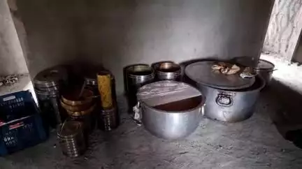 मंडी: सराज क्षेत्र में आई आपदा में राहत के लिए सामाजिक और धार्मिक संगठन कर रहे मदद, बाढ़ प्रभावितों को परोसी मंडयाली धाम