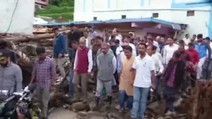 मंडी: थुनाग आपदा: CM सुखविंदर सिंह सुख्खू और नेता प्रतिपक्ष जयराम ठाकुर ने किया आपदाग्रस्त थुनाग बाजार का संयुक्त निरीक्षण