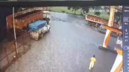 गोबिंदपुर राजनगर: चलियामा पेट्रोल पंप के पास भीषण सड़क हादसे में एक की मौत, सीसीटीवी में कैद हुई घटना, स्थानीय लोगों ने किया सड़क जाम
