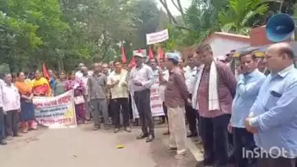 अलिबाग: सरकारी कर्मचारी व शिक्षकांचा रायगड जिल्हाधिकारी कार्यालयावर  मोर्चा
