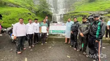 कर्जत: अपघात टाळण्यासाठी जुम्मापट्टी धबधबा येथे फोटोग्राफर असोसिएशन कडून सूचना फलक