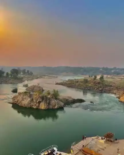 Today’s #picoftheday features the beautiful stretch of the Bheda Ghat on the side of the Narmada river in Madhya Pradesh, shot by Upendra Vikram Singh.
 #OurCultureOurPride #pibbhopal