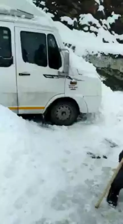 Higher reaches of #Kargil experience snowfall.