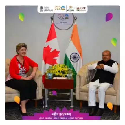 A bilateral meeting between Hon'ble Union Minister Shri #nstomar, A&FW, GoI and H.E. Ms.#mclaudebibeau, Minister of Agriculture and Agri-food, Canada🇨🇦 was held during the sidelines of #G20AMM2023 in Hyderabad on 15th June 2023. 🌎🌾🍲