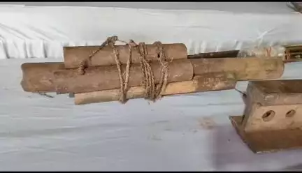 *टोंटो थानांतर्गत घोर नक्सल प्रभावित ग्राम सरजोमबुरु में माओवादियों का ERB मुख्यालय ध्वस्त* 
मुंडा के घर से बरामद हुआ भारी मात्रा में IED, IED बनाने के समान, नक्सल वर्दी एवं अन्य सामान