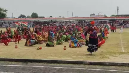 *रेवाड़ी स्थित राव तुलाराम स्टेडियम में मेरी माटी-मेरा देश अभियान को समर्पित 77वें स्वतंत्रता दिवस समारोह में देशभक्ति व राष्ट्रप्रेम से ओतप्रोत मनोहारी सांस्कृतिक कार्यक्रमों की प्रस्तुति देते प्रतिभागी।*
#MeriMaatiMeraDesh
#veerokavandan