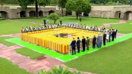 PM Shyri Narendra Modi along with Heads of States and Heads of international organizations pays homage to Mahatma Gandhi at Delhi's #Rajghat. 

#G20India #G20Bharat #G20India2023 #G20SummitDelhi