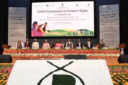 President #DroupadiMurmu inaugurated the First Global Symposium on Farmers' Rights in New Delhi. The President said that the farming fraternity is the true guardian of crop diversity.

More :https://pib.gov.in/PressReleasePage.as