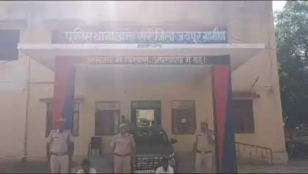 #Jaipur_Rural: पुलिस थाना अमरसर ने अवैध शराब व अवैध हथियार जब्त कर दो अभियुक्त किए गिरफ्तार।