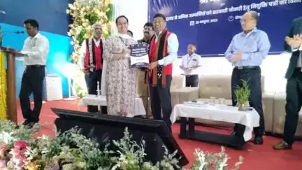 डिमापुर रोजगार मेला में  विभिन्न विभागों में चयनित प्रार्थी के नियुक्ति पत्र प्राप्त करने का एक मुहूर्त।