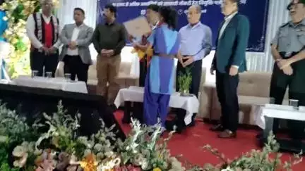 डिमापुर रोजगार मेला में  विभिन्न विभागों में चयनित प्रार्थी के नियुक्ति पत्र प्राप्त करने का एक मुहूर्त।