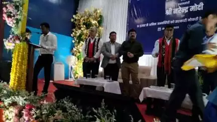 डिमापुर रोजगार मेला में  विभिन्न विभागों में चयनित प्रार्थी के नियुक्ति पत्र प्राप्त करने का एक मुहूर्त।