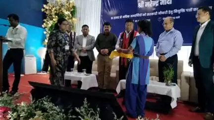 डिमापुर रोजगार मेला में  विभिन्न विभागों में चयनित प्रार्थी के नियुक्ति पत्र प्राप्त करने का एक मुहूर्त।