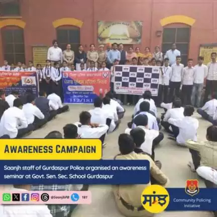 #Saanjh staff of Gurdaspur Police organised an awareness seminar at Govt. Sen. Sec. School Gurdaspur, where students were informed about the harmful effects of drugs, cybercrime, #Saanjh services, helpline numbers 181/112/1098.