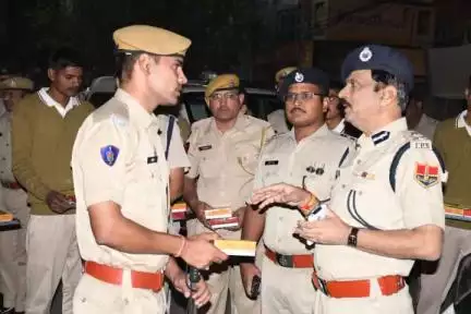 #दीपावली पर्व के अवसर पर
 श्री रवि दत्त गौड़ पुलिस आयुक्त, डॉ.अमृता दुहन पुलिस उपायुक्त जिला पूर्व व श्री गौरव यादव पुलिस उपायुक्त जिला पश्चिम  द्वारा दीपावली त्यौहार  ड्यूटी कर रहे  जवानों को मिष्ठान्न वितरण कर दीपावली की #शुभकामनाएं दी ।