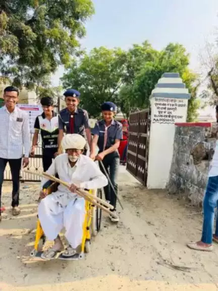 मतदान बूथों पर मतदाताओं को उपलब्ध करवाई जा रही है आवश्यक सुविधाएं।
दिव्यांगजन को व्हील चेयर पर मतदान के लिए ले जाते हुए।

#ceo_rajasthan 
#eci