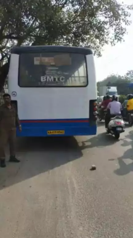 'Traffic Advisory '
Slow-moving traffic due to BMTC Bus off road at Devinagar bus stop towards Hebbal circle. It will be removed shortly. Kindly co-operate.