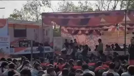 People of Chandni Chowk Ghurdora of Haldwani watching PM Narendra Modi’s speech on #VBSY