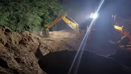 राज्य सरकार द्वारा अवैध खनन पर सख्त कार्यवाही करने हेतु चलाये जा रहे संयुक्त अभियान के अन्तर्गत जिला जोधपुर पूर्व द्वारा अवैध बजरी खनन के विरूद्ध कार्यवाही करते हुए 150 टन बजरी के अवैध स्टॉक को नष्ट किया गया