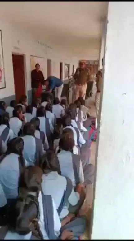 पुलिस थाना धंबोला के राजकीय बालिका उच्च माध्यमिक विद्यालय धंबोला में गुड टच बेड टच एवं ट्रैफिक के नियम की जानकारी दी गई।