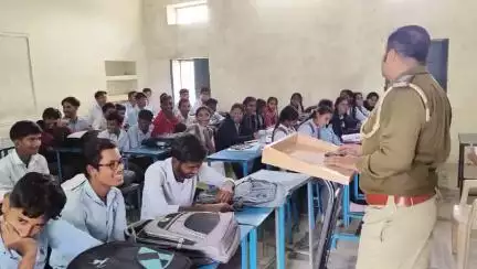 जिले में वृत कार्यालय आसपुर के थाना क्षेत्र की विभिन्न स्कूलों मैं जाकर पोक्सो कानून, बाल श्रम एवं रोहित के सपने शॉर्ट फिल्म दिखाकर और  सड़क सुरक्षा अभियान के तहत जागरूकता कार्यक्रम चलाया गया।