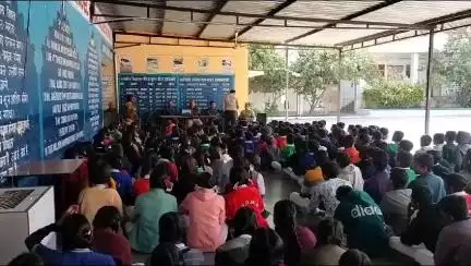पुलिस थाना आसपुर क्षेत्र में स्थित शिक्षण संस्थानों में 03 स्कूलों में करीब 1500 छात्र, छात्राओं को रोहित के सपने मूवी दिखाकर व पोक्सो एक्ट, गुड टच बेड टच एवं सड़क सुरक्षा संबंधित जानकारी दी जाकर जागरूकता अभियान चलाया गया।