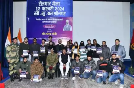 Group Photograph of  Dr Munjapara Mahendrabhai,  MoS AYUSH and Woman and Child development with  selected candidates during Rozgar Mela.