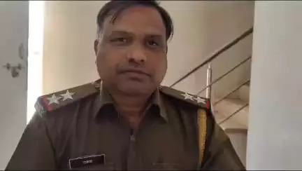 थाना धम्बोला के नेतृत्व में विशेष टीम गठित कर फर्जी नर्सिंग इंस्टिट्यूट खोलकर विद्यार्थियों के साथ धोखाधड़ी करने के मामले में करीब 01 वर्ष से फरार 03 वांछित अभियुक्तो को किया गिरफ्तार।