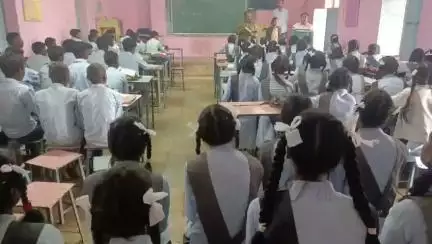 जन जागरूकता अभियान के अंतर्गत पुलिस थाना रामसागडा क्षेत्र में स्थित शिक्षण संस्थानों में  छात्र-छात्राओं को रोहित के सपने (पोक्सो एक्ट के संबंध) में दिखाकर व पोक्सो एक्ट गुड टच, बेड टच एवं सड़क सुरक्षा संबंधित जानकारी दी गई।