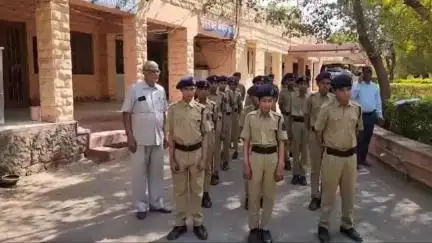 #NAGAURPOLICE:- स्टूडेन्ट पुलिस कैडेट योजना के अन्तर्गत विद्यार्थियों ने पुलिस अधीक्षक कार्यालय तथा पुलिस लाईन नागौर का किया भ्रमण।। विद्यार्थियों को पुलिस की कार्यप्रणाली, यातायात नियमों तथा कानूनी जानकारी दी गई।