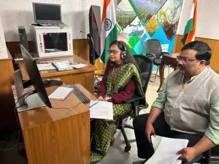 Smt. S. Rukmani, JS (M&T), MoA&FW, GoI, engaged in a telephonic interaction through the #KisanCallCentre's Outbound Call Facility at Krishi Bhawan, New Delhi, with beneficiary farmers from Jharkhand & TN.