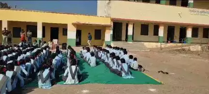 थाना सर्कल चौरासी के विद्यालयों में छात्र-छात्राओं को गुड टच, बेड टच पोक्सो एक्ट, यातायात नियमों, लघु फिल्म रोहित के सपने (पोक्सो एक्ट पर आधारित) एवं लोकसभा चुनाव 2024 को मध्य नजर रखते हुए CIVIGIL APP के बारे में जानकारी दी गई।