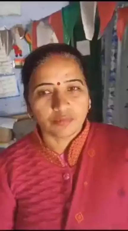 Smt. Renu Rawat, an Anganwadi worker from Dayanatpur, Hathras, #UttarPradesh, extends heartfelt thanks to PM #narendramodi for providing ₹5 lakh treatment under #AyushmanBharat scheme. #pibindia #PIBLucknow