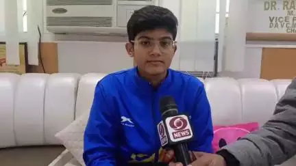 National fencing player Prachi 🤺from #Jind is urging everyone to cast their votes in the upcoming elections. She emphasizes that every vote is precious, so let's not waste it. Let's come together and cast our votes for the country.