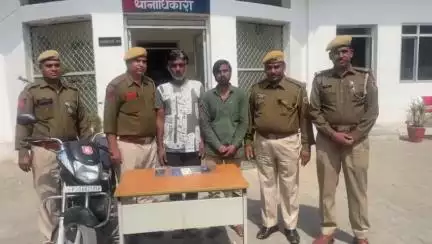 भीलवाडा पुलिस द्वारा राहगीरों के मोबाईल लुटने वाले शातिर लुटेरे गिरफ्तार।
मोबाईल लूट की पॉच वारदातों का खुलासा। 
लुटेरे से चोरी की मोटर साईकिल व मोबाईल बरामद। 
#BhilwaraPolice #RajasthanPolice