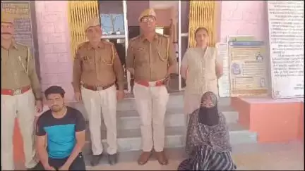 #NAGAURPOLICE
#SP Office Nagaur

थाना रोलः- लाखों रूपये की नकजबनी के प्रकरण में दो अरोपी शेख सुुराफुदीन तथा यासीरा को गिरफ्तार कर नकबजनी के 4,20,000/- रूपए नकद तथा 8-10 लाख रूपये के आभूषण बरामद किये गये।