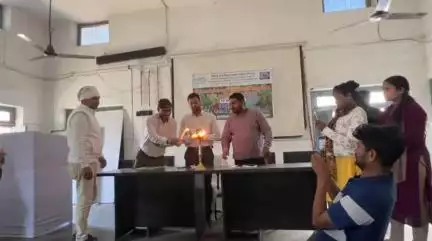 आज ज़िला कृषि कार्यालय सिवान में DAESI  प्रशिक्षण कार्यक्रम का  ज़िला कृषि पदाधिकारी एवं वरीय अधिकारियों द्वारा दीप प्रज्वलित कर उद्घाटन किया गया ।